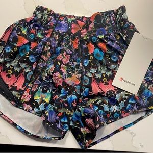 Lululemon Hotty Hot LR Short 4” Lined (Size 0)